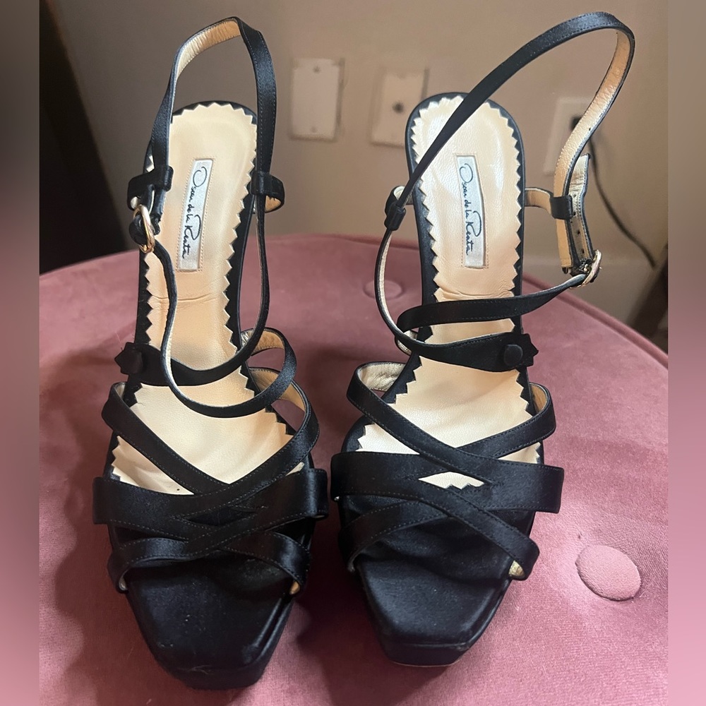 Near Perfect Strappy Oscar De La Renta Platform heels